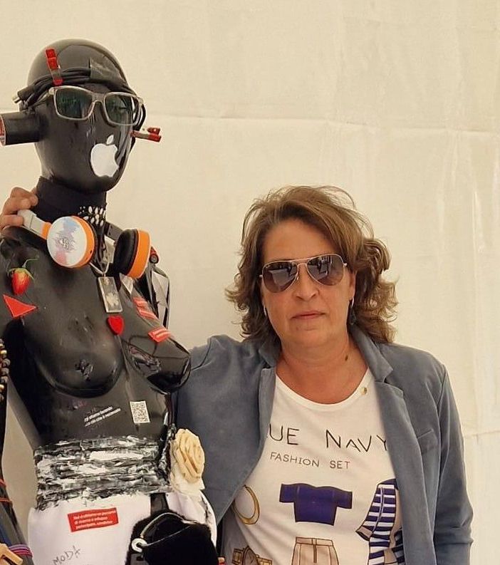 Rosanna Ventrella con il suo manichino ‘ArteSana’