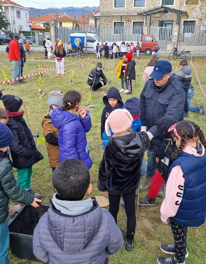 Le piantumazioni in via Toscanini con il Rotary e i bimbi delle scuole
