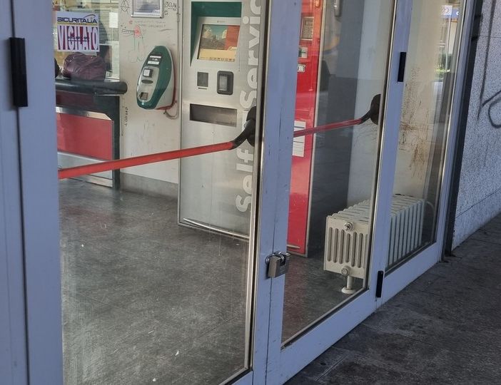 Una delle porte con il maniglione antipatico con il lucchetto chiuso