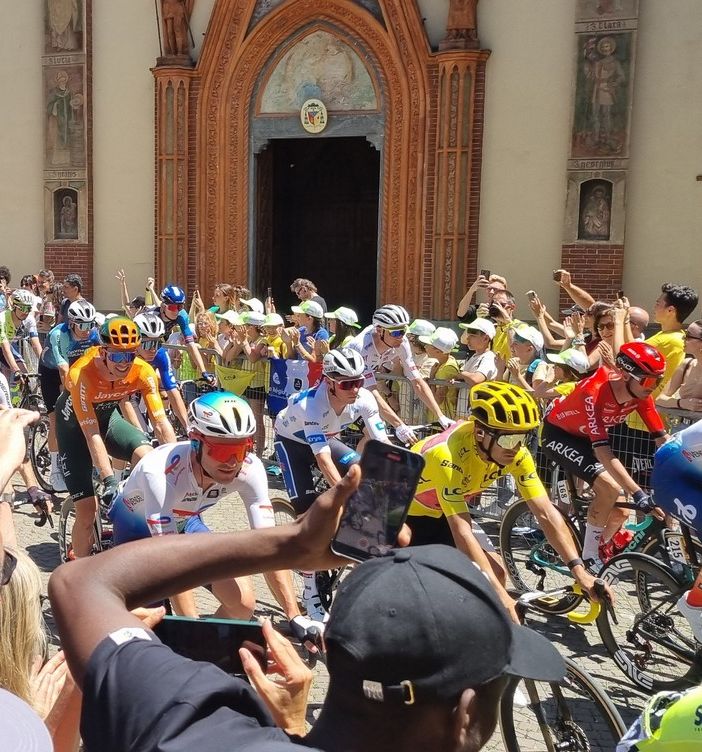 I ciclisti attraversano piazza San Donato a Pinerolo