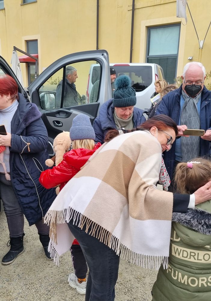 L'arrivo in hotel a Pinerolo delle bimbe ucraine