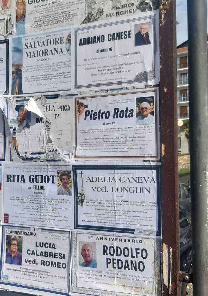 La bacheca di piazza Santa Croce, dove è affisso il manifesto funebre, preso di mira