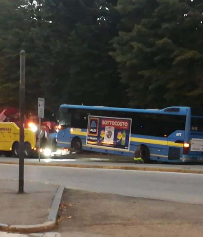 Recuperato bus fermo da stamattina in strada a Pinerolo