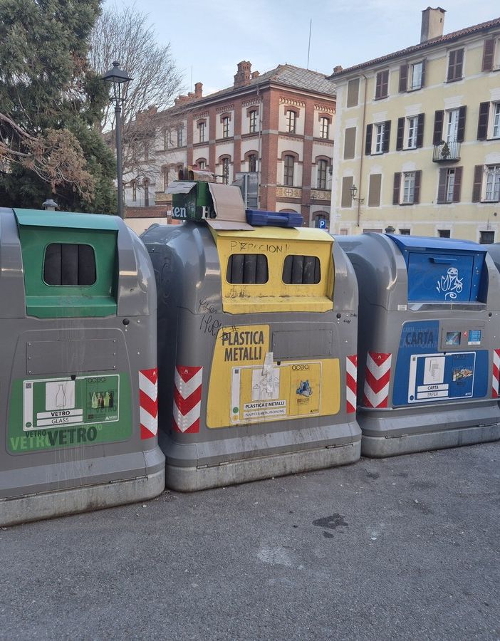 Rifiuti e abbandoni in piazza Marconi