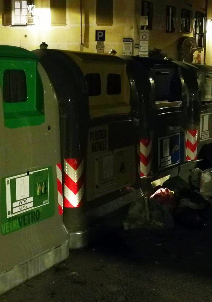 I cassonetti di piazza Marconi