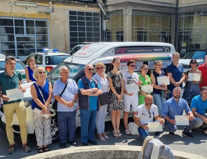 La consegna del mezzo stamattina nel cortile del municipio di Pinerolo