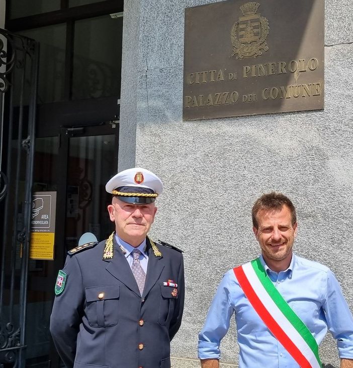 Il comandante Battel con il sindaco Salvai