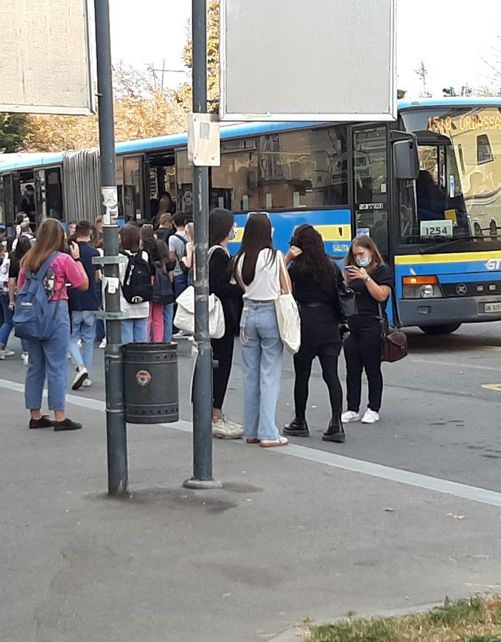 I bus in corso Torino a Pinerolo per riportare gli studenti delle superiori a casa