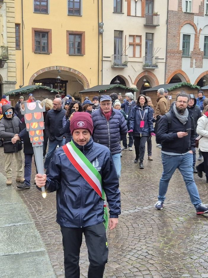 Il sindaco Luca Salvai porta la fiaccola nel primo tratto