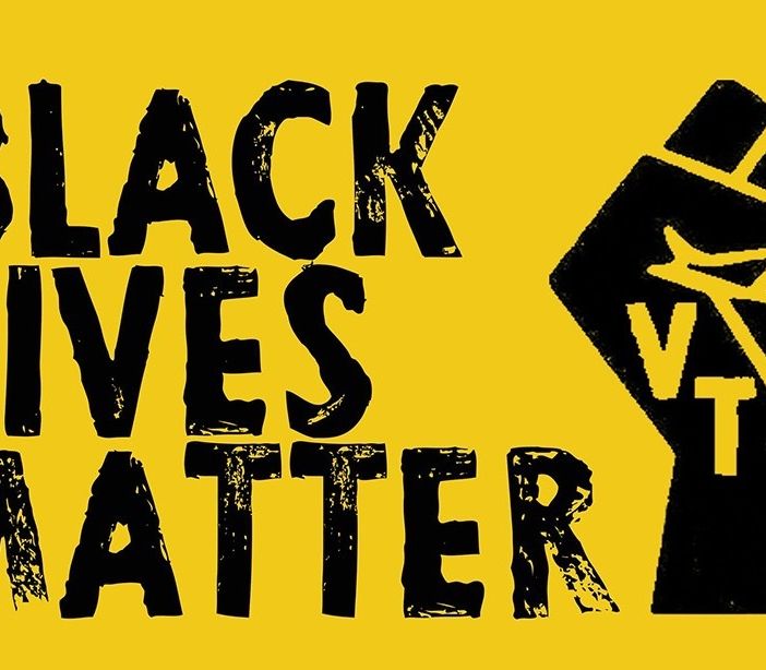 Flash mob a Pinerolo per ricordare George Floyd e sostenere la protesta antirazzista