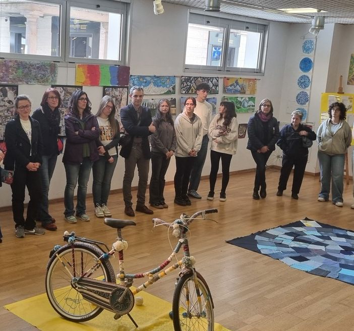 ‘Tessendo Arte: Un giro in cerchio’ esce dalla Sala Caramba per arrivare da domani sulle facciate dei palazzi pubblici di Pinerolo
