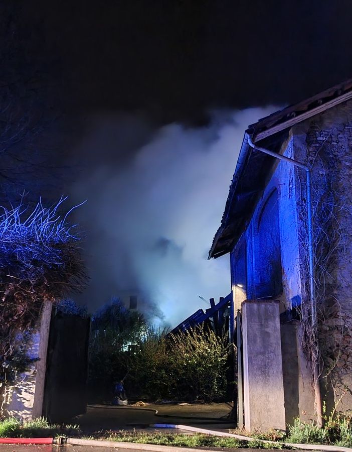 Fiamme in una cascina in stradale Baudenasca a Pinerolo [FOTO]
