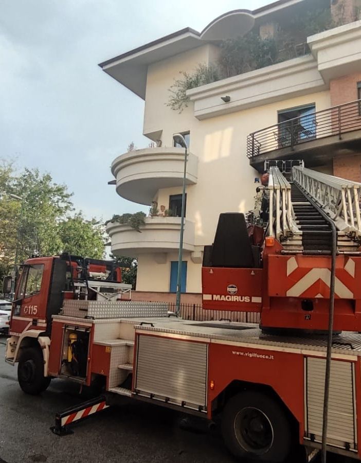 Incendio in un alloggio di via Montebello a Pinerolo: evacuate due persone [FOTO]