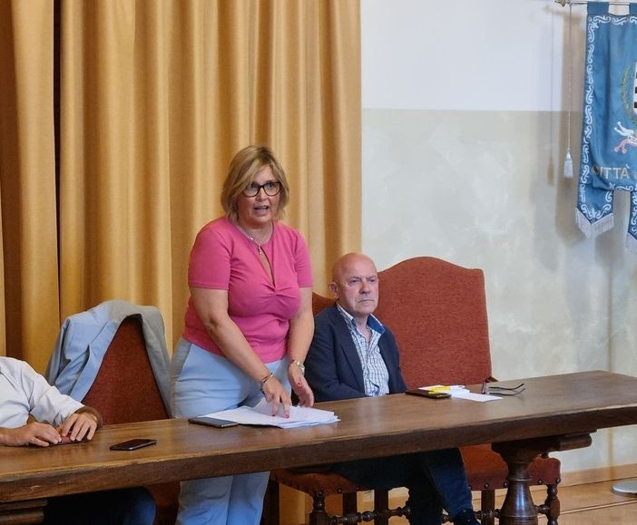 Lara Pezzano (in piedi) all'incontro di ieri
