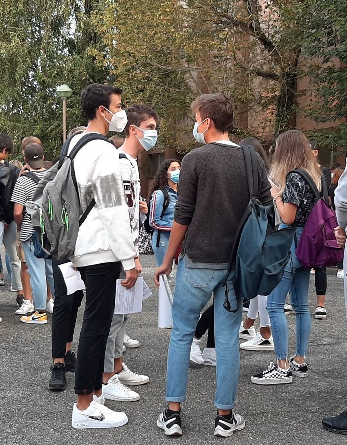 Mascherina sul viso e autocertificazione in mano: il rientro in classe al Curie di Pinerolo (FOTO e VIDEO)
