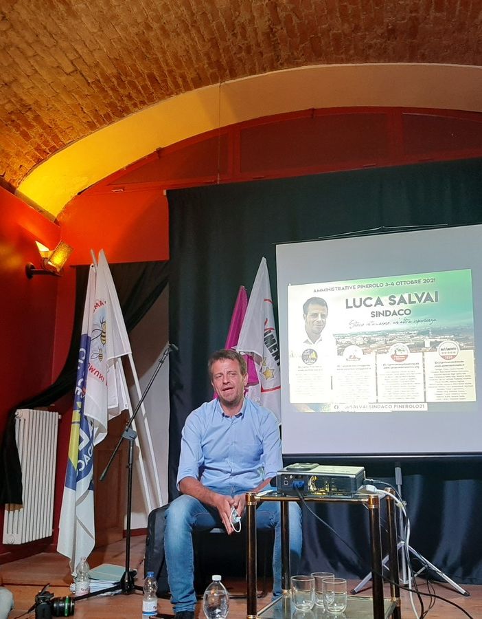 Salvai durante il lancio per la stampa della sua candidatura