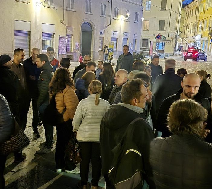 La protesta dei lavoratori davanti al Comune di Pinerolo