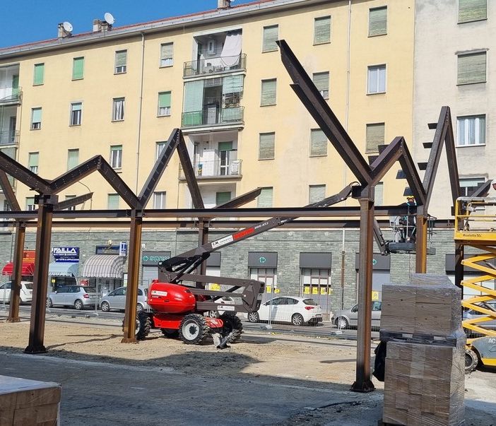 I lavori per la tettoia in piazza Roma