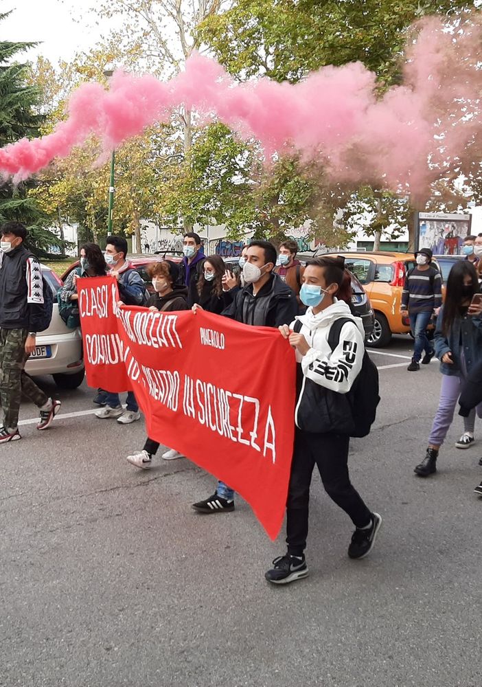 Gli studenti delle superiori di Pinerolo non rispondono all’appello di scendere in piazza [FOTO e VIDEO]