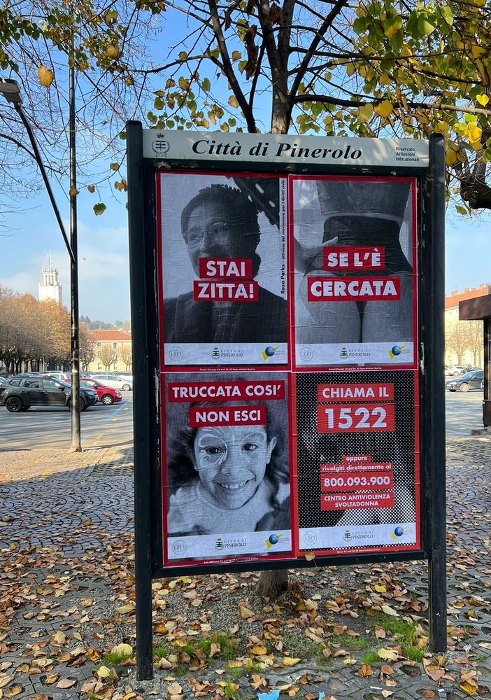 I manifesti contro la violenza di genere in piazza Fontana a Pinerolo