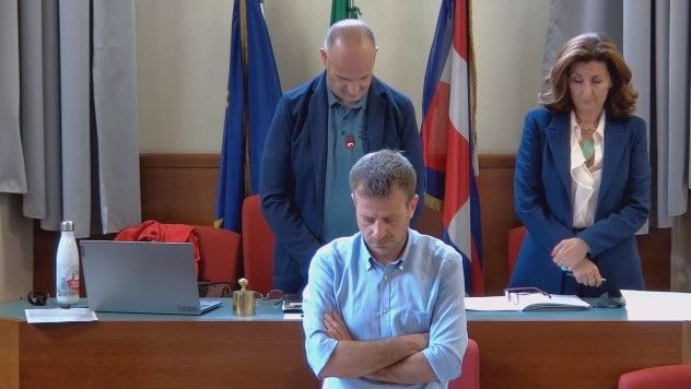 Il minuto di silenzio per Berlusconi