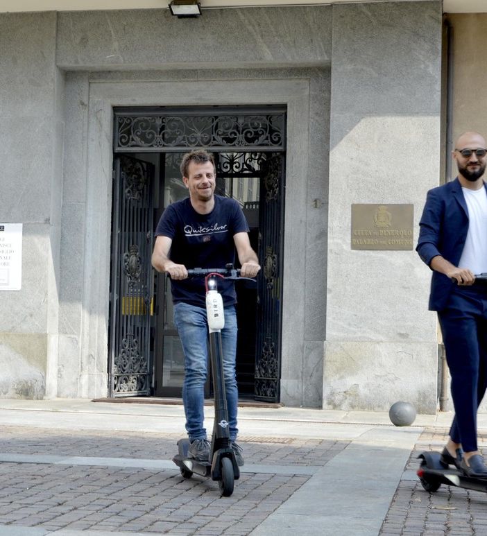 Da sinistra Proietti, Salvai e Daniele presentazione monopattini elettrici Pinerolo (foto di Cinzia Consolati)