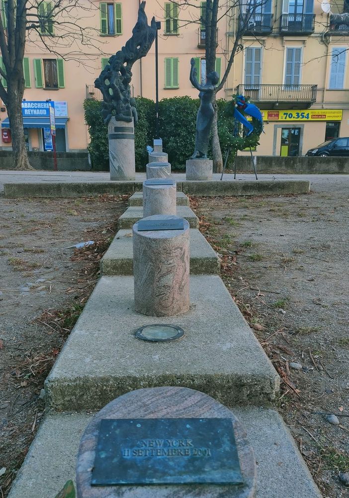 Il monumento alle vittime della violenza (foto di Cinzia Consolati)