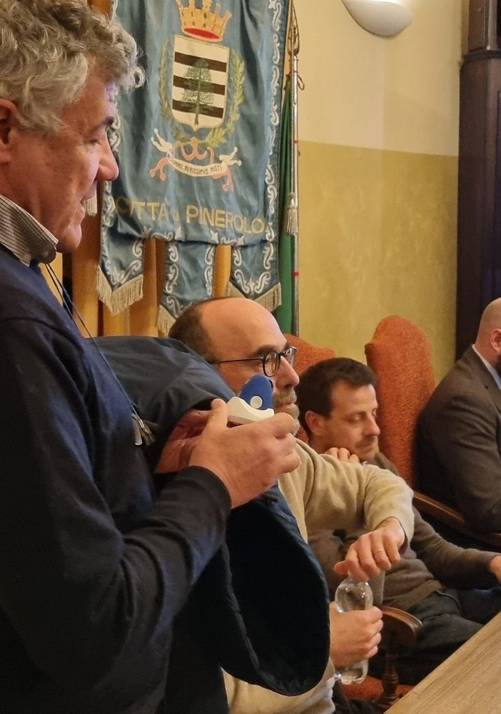 Davide Donelli, in primo piano, con in mano Opplà
