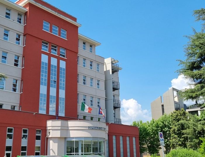 L’ingresso dell’ospedale, con il cedro che verrà abbattuto