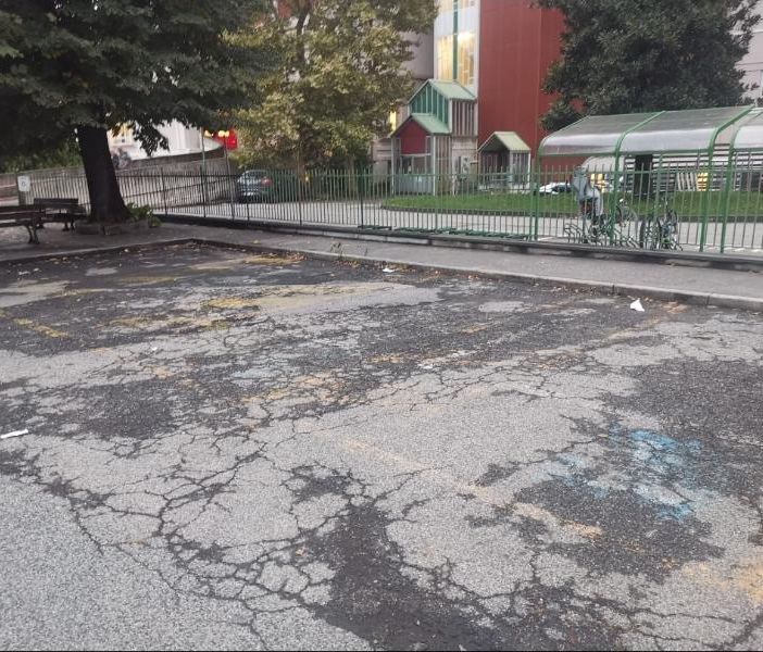 Le strisce praticamente scomparse di fronte all’ospedale