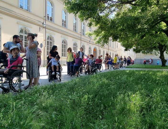 Pinerolo come un percorso a ostacoli per chi viaggia in carrozzina [VIDEO]