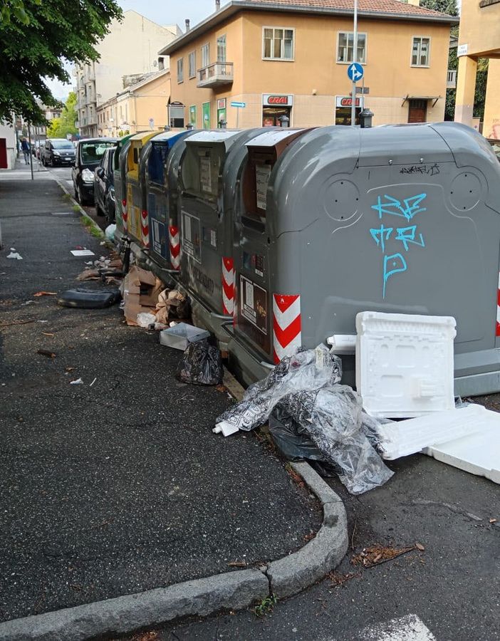 I rifiuti abbandonati fuori dai cassonetti di piazza Guglielmone