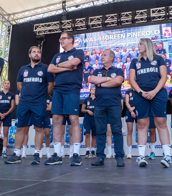 Lo staff con dietro le giocatrici (foto di Christian Bosio)