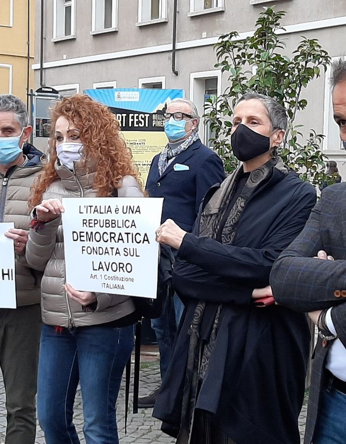 «Più controlli, no chiusure», i commercianti e gli artigiani in piazza a Pinerolo [FOTO e VIDEO]