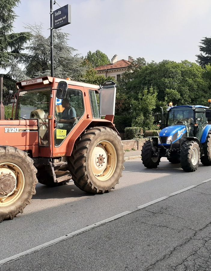 Oltre 30 trattori in corteo per protestare contro l’inceneritore a Frossasco [FOTO e VIDEO]