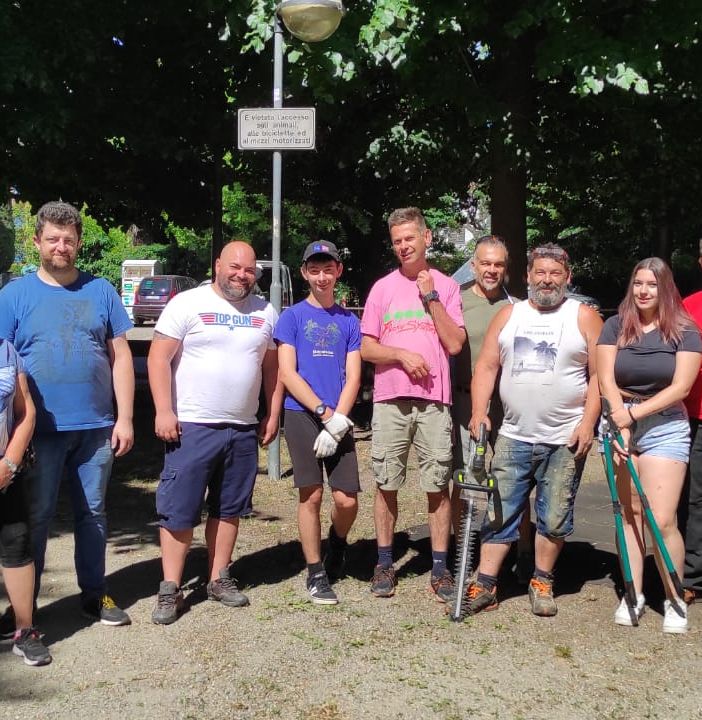 Un gruppetto di volontari che due sabati fa ha pulito il parco di Abbadia Alpina
