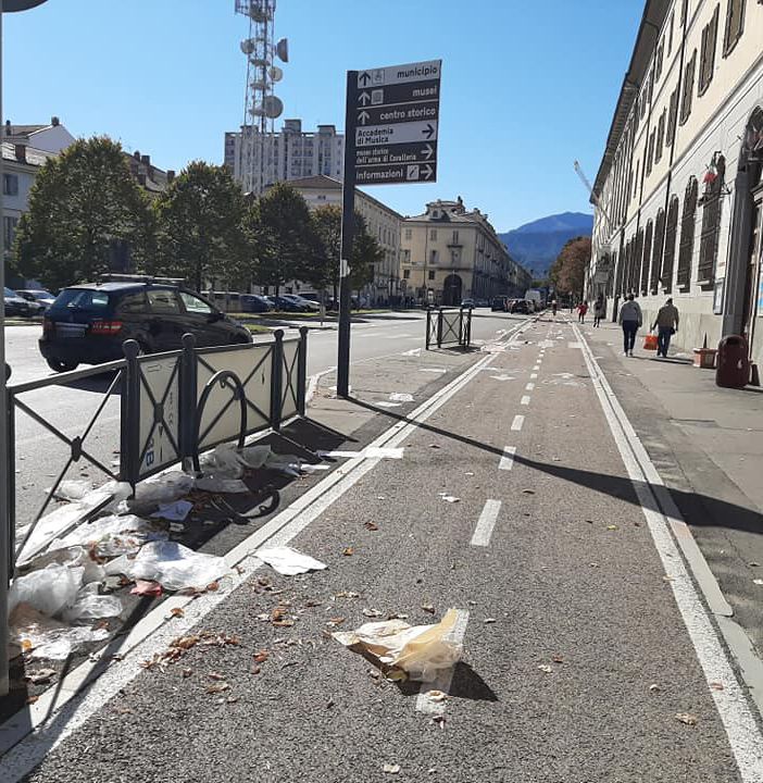 I rifiuti sparsi in corso Torino mercoledì scorso