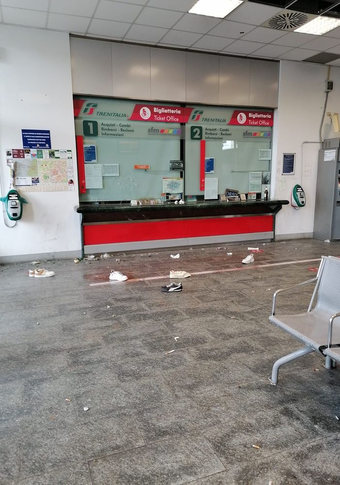 Uno dei raid dei vandali nella sala d’attesa