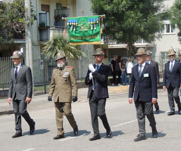 Gli alpini di Pinerolo a Vicenza con 45 gagliardetti
