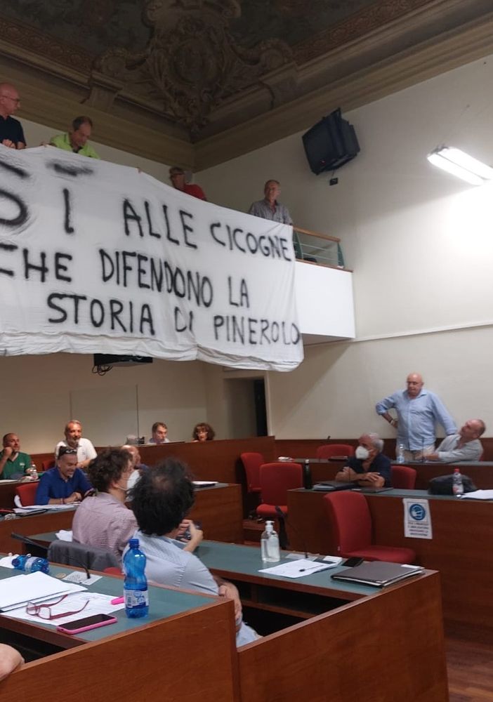 Lo striscione esposto ieri in Consiglio