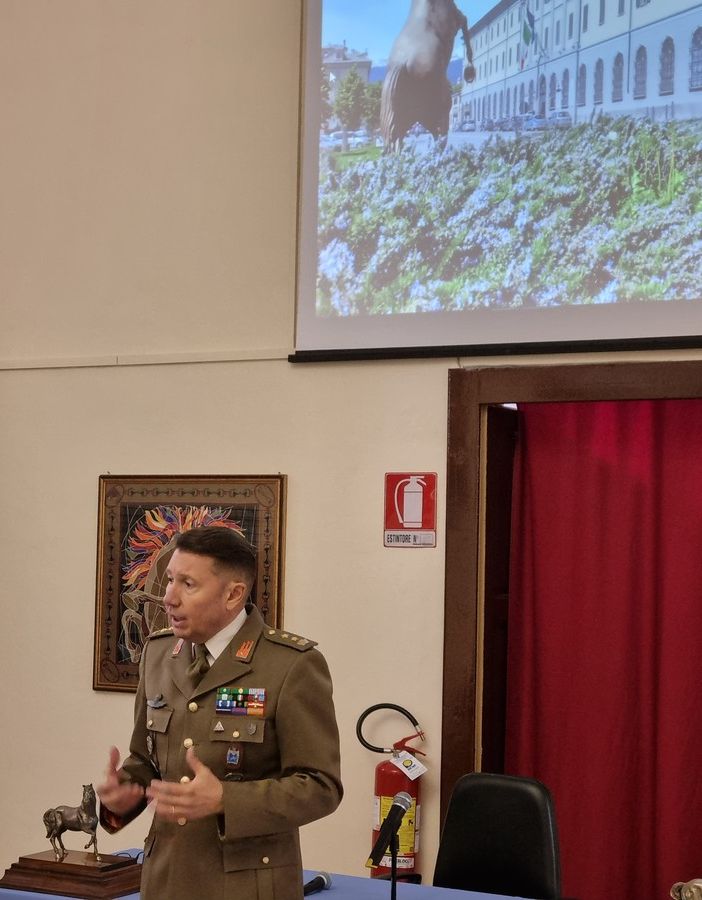 Il tenente colonello Paolo Caratori presenta il CalendEsercito 2023