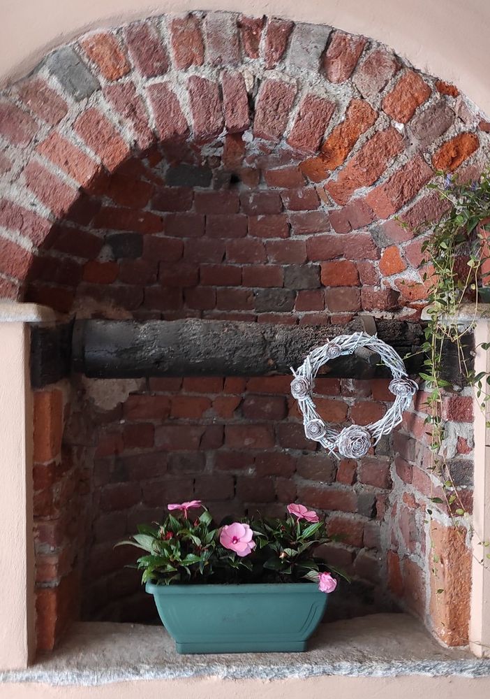 Uno degli allestimenti che ha vinto il concorso 'Centro storico in fiore' di Pinerolo