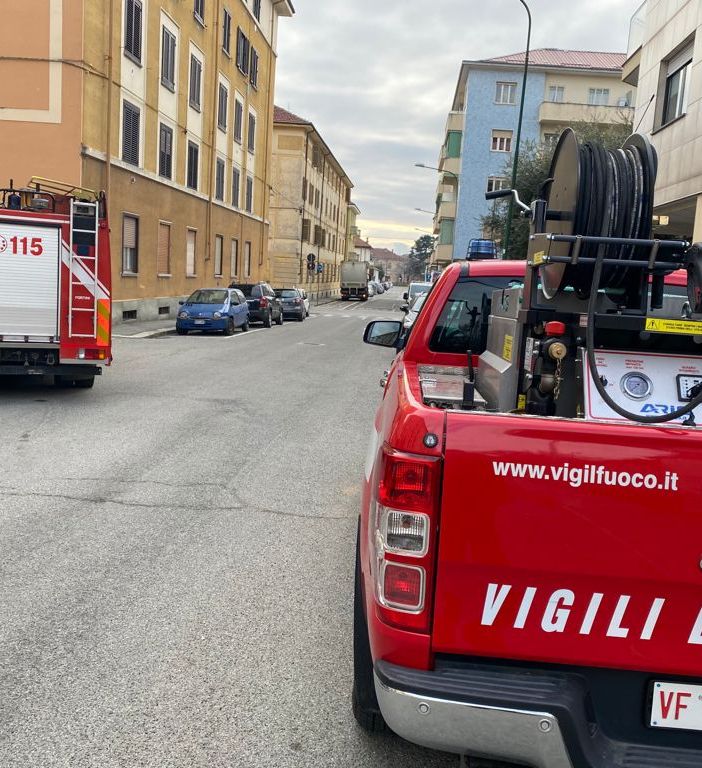 Vigili del fuoco in via Fiume per anziano morto in casa