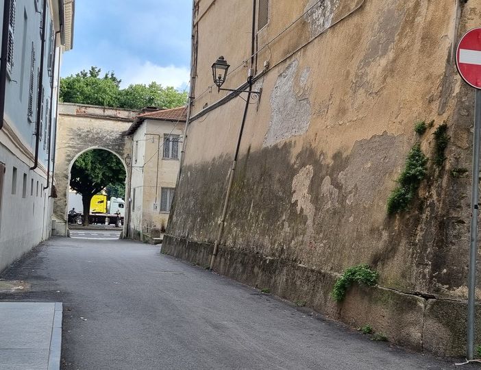 Vicolo Carceri con in fondo il luogo di ritrovo dei minorenni