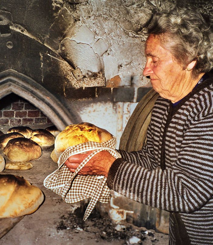 Una donna che sforna il pane a Pragelato