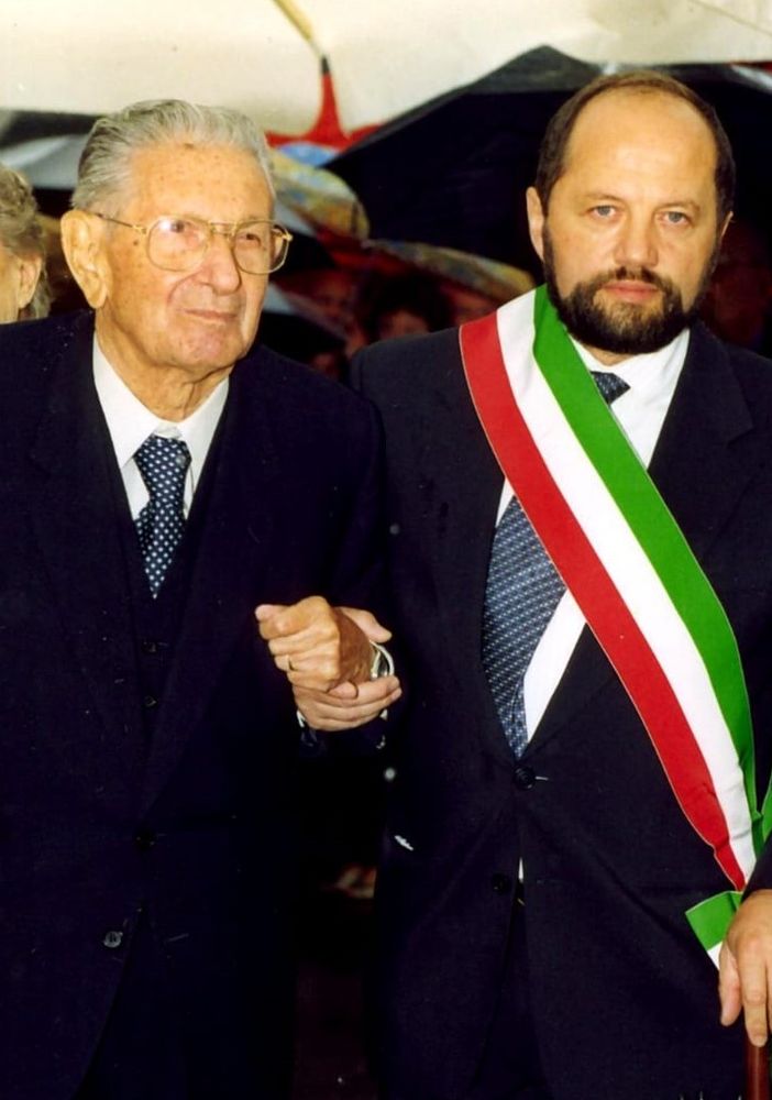 Bruno Lazzarini con la fascia tricolore all’inaugurazione del Centro Anziani di Roure