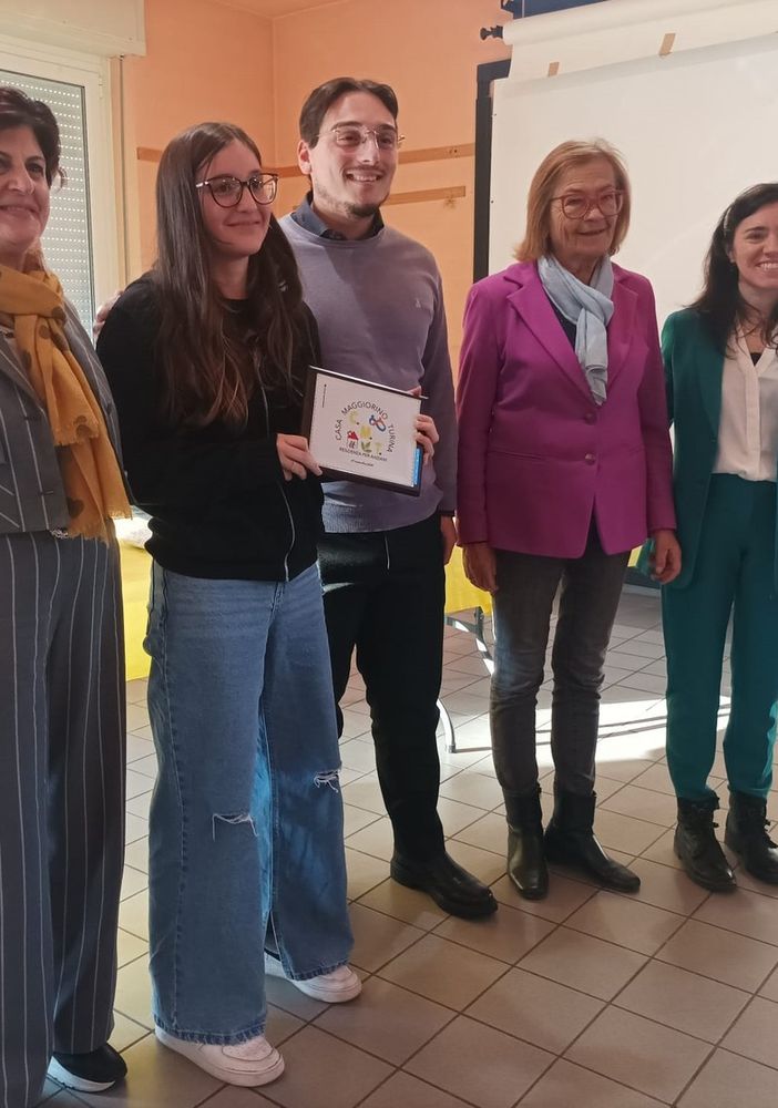 Da sinistra la dirigente dell’istituto comprensivo Pinerolo II Patrizia Palagonia, la studentessa Micol Don, il direttore di Casa Turina Marco Lucato, il sindaco Adriana Sadone e l’assessore con delega alla pubblica istruzione e politiche per l’infanzia Ambra Tron