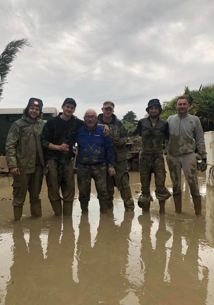 Da sinistra Gioele Orsello, Nathan Pons, il signor Antonio, Alex Pons, Simone Curti e un parente di Antonio