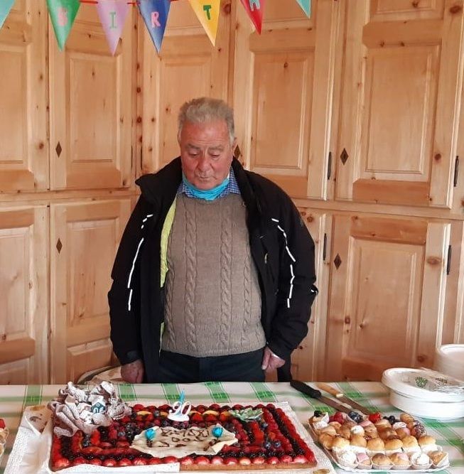 Sestriere: compie 90 anni il prete maestro di sci