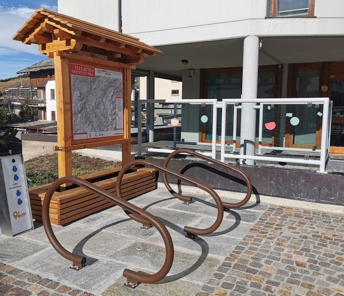 Le colonnine in piazza Fraiteve a Sestriere